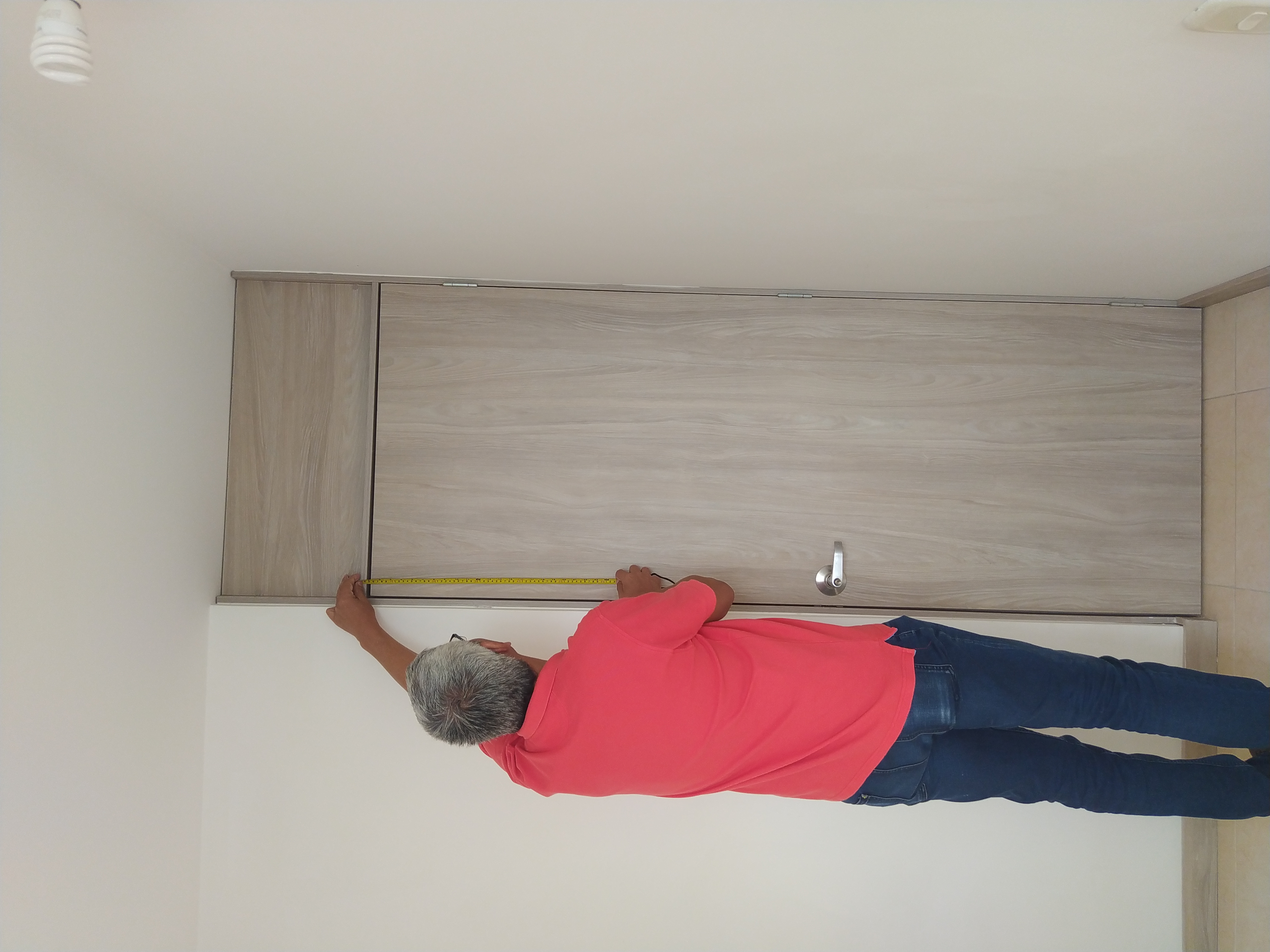 Inspector revisando la vivienda